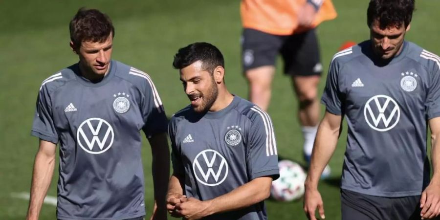 Zurück beim DFB-Team: Thomas Müller (l),Kevin Volland und Mats Hummels (r) beim ersten Training in Seefeld. Foto: Christian Charisius/dpa