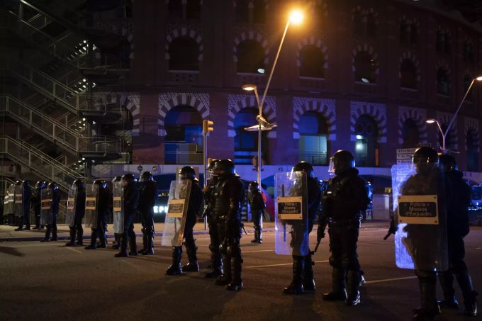 Polizisten in Barcelona im Einsatz. Barcelona Polizei