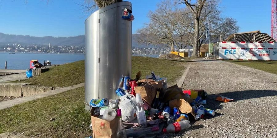 Auf der Zürcher Chinawiese türmt sich nach dem sonnigen Wochenende der Abfall.