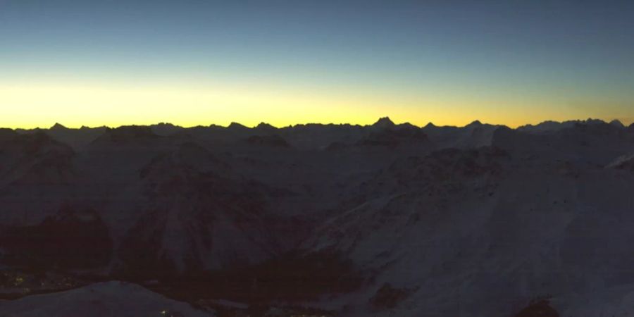 Sahara-Staub überzieht am 22. Februar den Schweizer Morgenhimmel in Arosa GR.