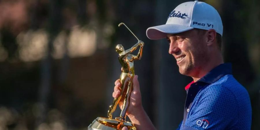 Justin Thomas posiert nach seinem Sieg in Ponte Vedra Beach mit der Trophäe in Händen. Foto: Michael Johnson/ZUMA Wire/dpa