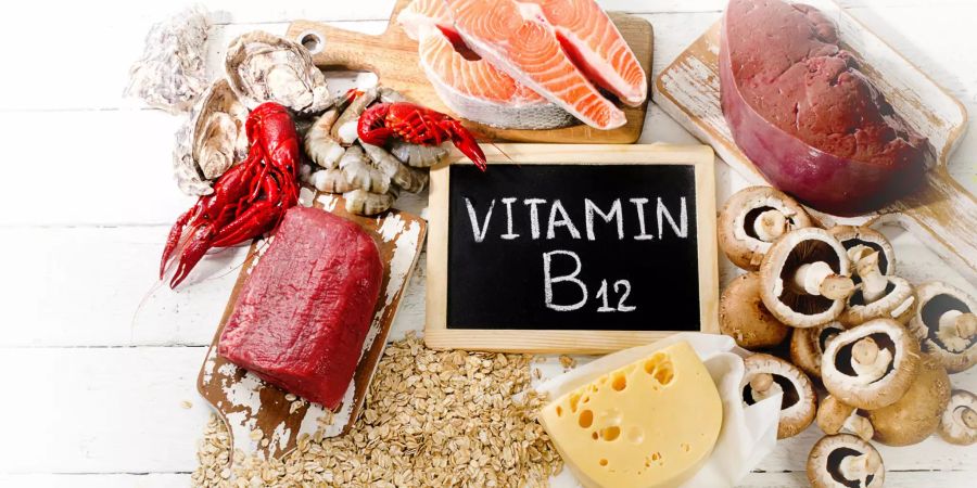 Vitamin B12 wird von Menschen benötigt, die sich vegan oder streng vegetarisch ernähren.