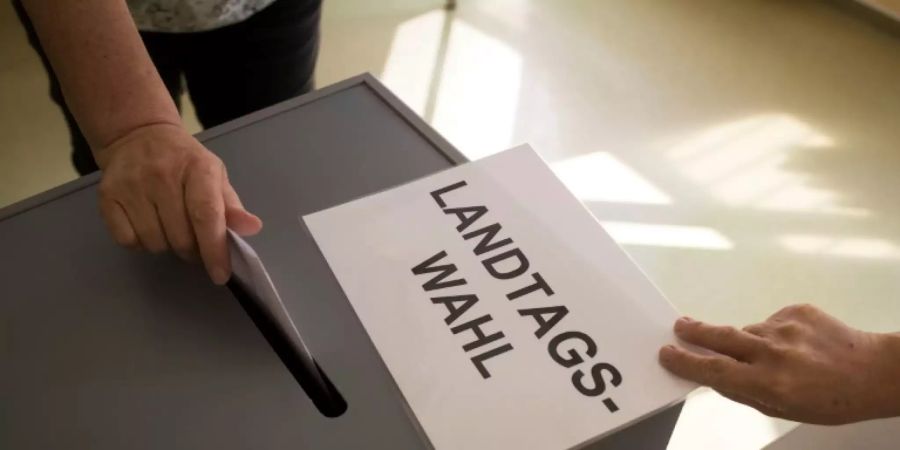 Urne bei der Landtagswahl in Brandenburg