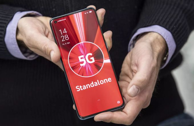 «5G Standalone» steht auf dem Display eines Handys des chinesischen Herstellers «Oppo», welches ein Vodafone-Mitarbeiter am ersten «Standalone»-Standort in Frankfurt zeigt. 5G Smartphone