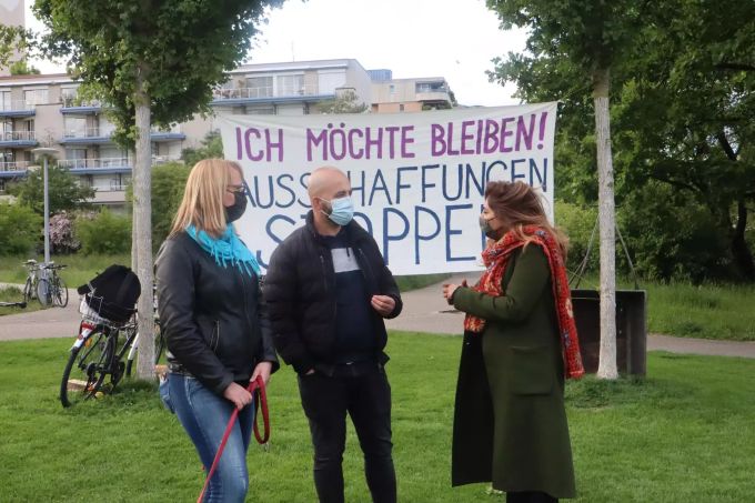 Ibrahim A* im Gespräch mit Franziska Stier (links) und Sibel Arslan. arslan basel