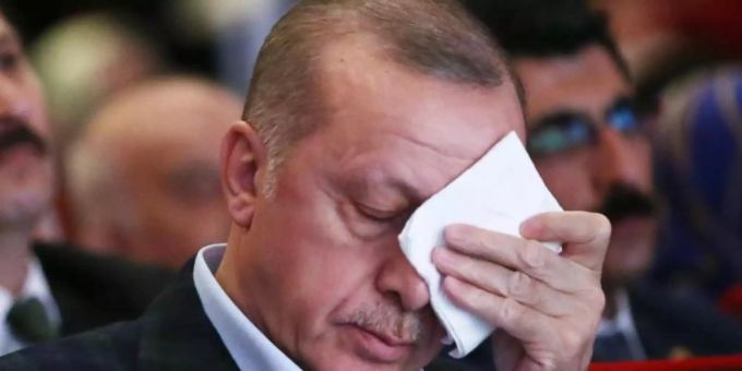 Recep Tayyip Erdogan, Präsident der Türkei, wischt sich bei einer Veranstaltung über die Stirn. Foto: -/Presidential Press Service/AP/dpa Recep Tayyip Erdogan, Präsident der Türkei, wischt sich bei einer Veranstaltung über die Stirn. Foto: -/Presidential Press Service/AP/dpa