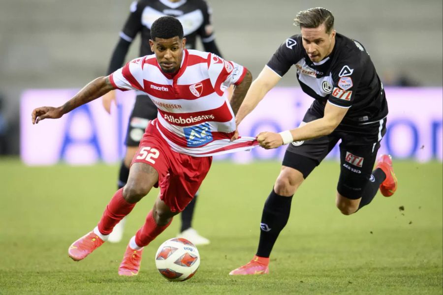 Sion-Verteidiger David Wesley (l.) wird von Mickael Facchinetti vom FC Lugano zurückgehalten.