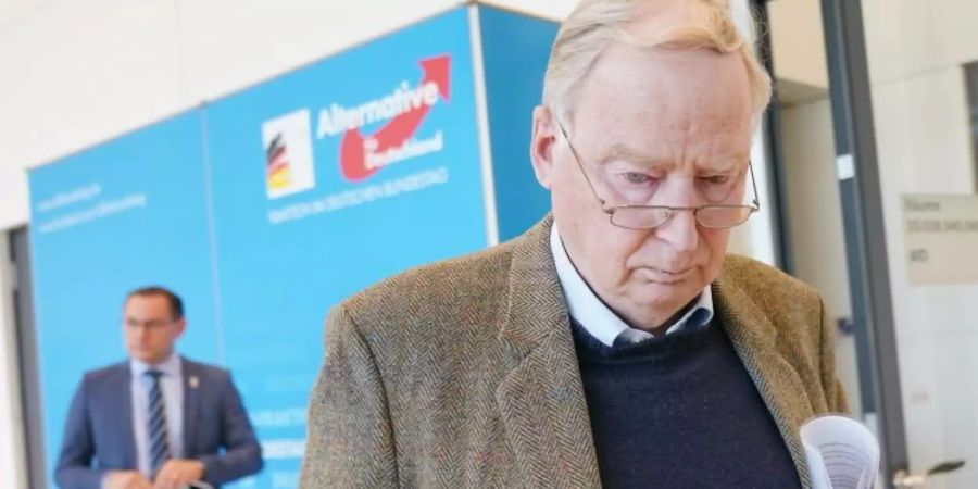 Nicht gerade in bester Stimmung: Der Vorsitzende der AfD-Bundestagsfraktion, Alexander Gauland. Im Hintergrund: AfD-Bundessprecher Tino Chrupalla. Foto: Michael Kappeler/dpa