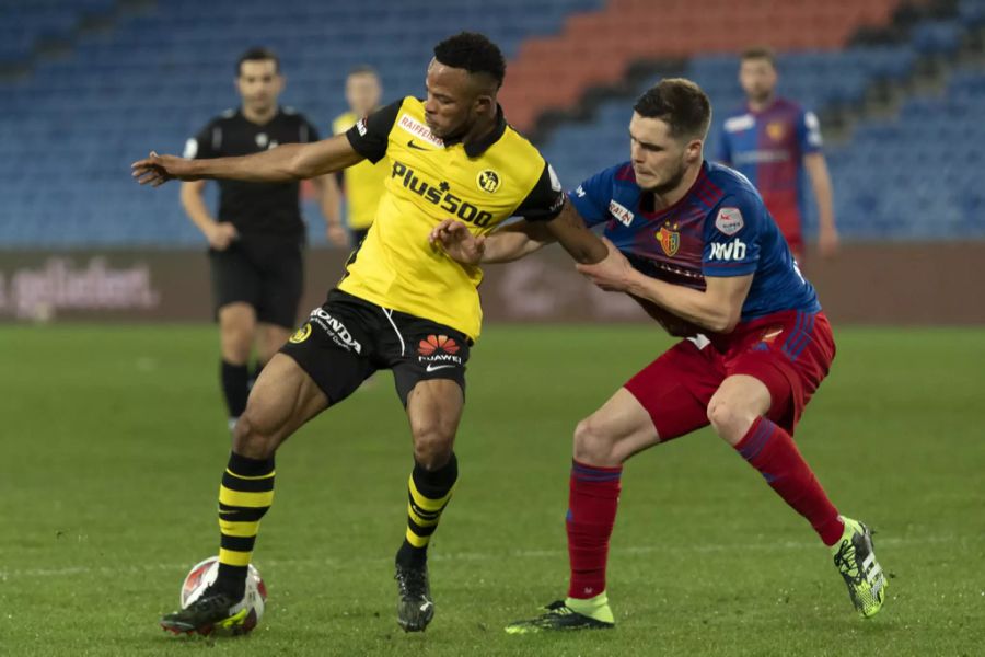 YBs Meschack Elia im Zweikampf mit Goncalo Cardoso (FC Basel).