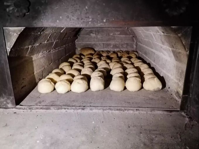 Im Ofen werden die frischen Mütschli zubereitet. Jubla Welschenrohr Brunch