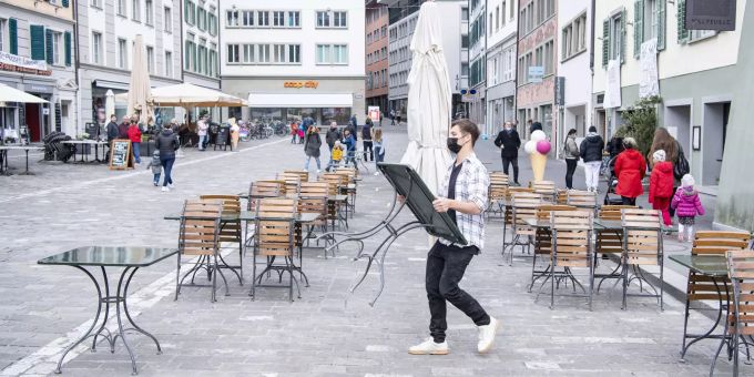 Das Personal des Cafe und Restaurant Mill'Feuille am Mühlenplatz in der Altstadt von Luzern rüstet sich am Sonntag 18. April 2021 für die Wiedereröffnung der Restaurant Terrassen vom kommenden Montag während der Corona-Pandemie.