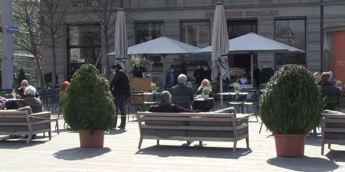 Trotz Coronavirus wieder geöffnet: Die Terrasse der Brasserie Schiller in Zürich ist am Tag der Wiedereröffnung gut gefüllt. Coronavirus