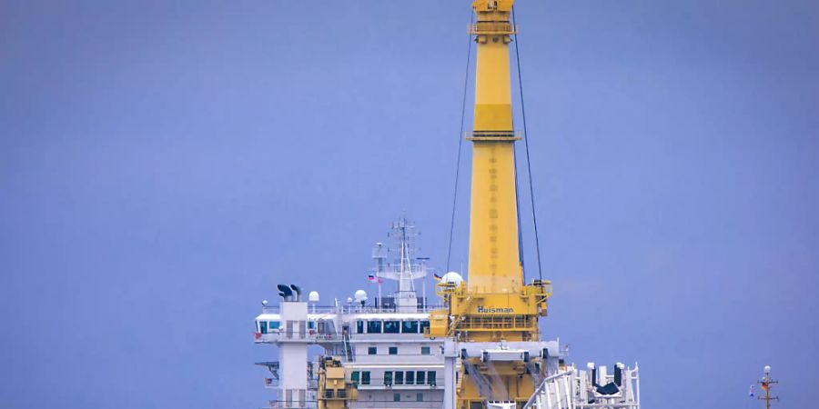 Schlepper ziehen das russische Rohr-Verlegeschiff «Akademik Tscherski» aus dem Seehafen Wismar Richtung Ostsee. Foto: Jens Bü?ttner/dpa-Zentralbild/dpa