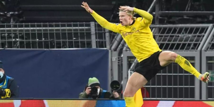 BVB-Stürmer Erling Haaland feiert das Tor zum 2:0. Foto: Bernd Thissen/dpa-Pool/dpa