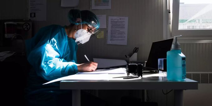 Dr. Laura Santandrea, Mitarbeiterin der Apotheke «Amavita», bietet in einem Container im Einkaufszentrum Breggia kostenlose Corona-Schnelltests an. (Symbolbild) Coronavirus - Schweiz
