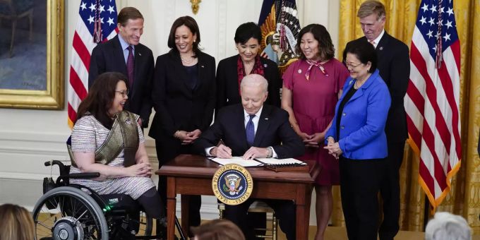US-Präsident Joe Biden hat ein Gesetz zur effektiveren Bekämpfung von Hassverbrechen gegen asiatischstämmige Menschen in Kraft gesetzt.. joe Biden