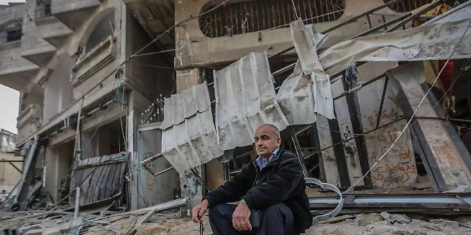 dpatopbilder - Ein Palästinenser inspiziert einen beschädigten Ort nach israelischen Luftangriffen. Foto: Mohammed Talatene/dpa Hamas