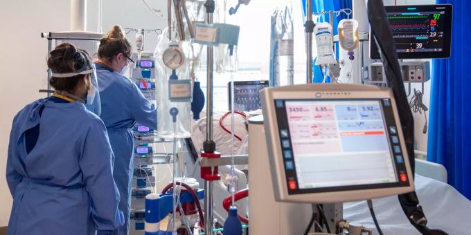 ARCHIV - 17.03.2021, Grossbritannien, Cambridge: Pflegemitarbeiter kümmern sich auf der Intensivstation im Royal Papworth Hospital um Patienten mit Covid-19. Coronavirus - Britische Pflegekräfte