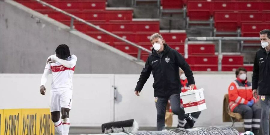 VfB-Profi Tanguy Coulibaly (l) musste gegen den VfB Stuttgart verletzungsbedingt ausgewechselt werden. Foto: Tom Weller/dpa
