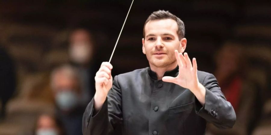 Lionel Bringuier, ehemaliger Chefdirigent des Tonhalle-Orchesters Zürich feierte am Donnerstagabend ein Wiedersehen mit seinem Klangkörper. Dirigiert hat er unter anderem das zeitgenössische Flötenkonzert von Marc-André Dalbavie.