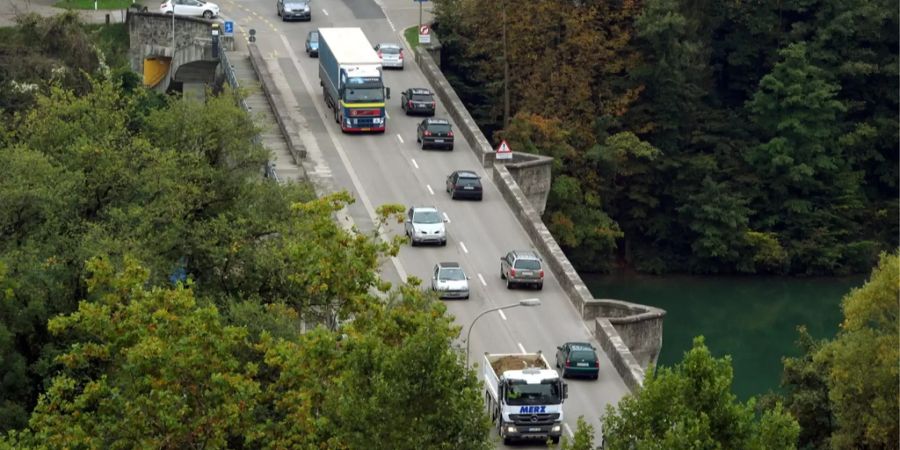 Motorisierter Verkehr auf der Rheinbrücke in Eglisau.