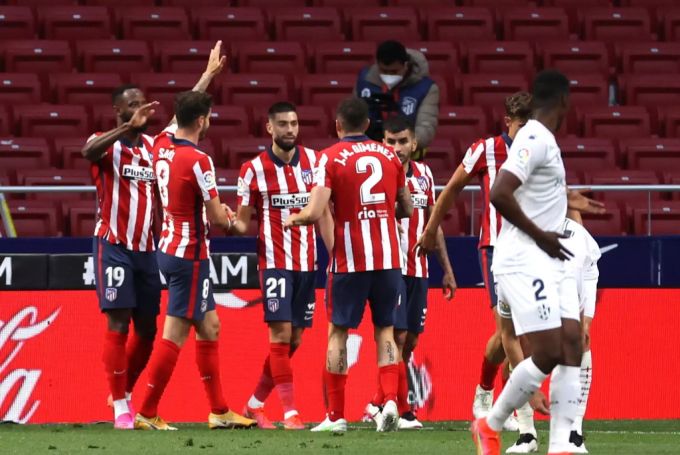 Die Spieler von Atletico Madrid bejubeln einen Treffer im Spiel gegen Huesca. Atletico Madrid