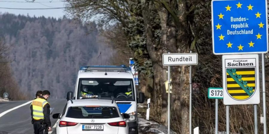 Die Kontrollen an den tschechisch-deutschen Grenzübergängen sollen zwei weitere Wochen durchgeführt werden. Foto: Ondøej Hájek/CTK/dpa/Archivbild