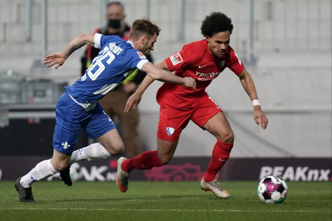 Herbert Bockhorn (r.) vom VfL Bochum kämpft mit Matthias Bader (l.) von Darmstadt 98 um den Ball. VfL Bochum