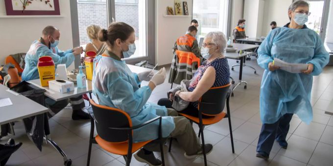 Menschen werden in einem mobilen Impfzentrum in Nyon VD geimpft. Waadt