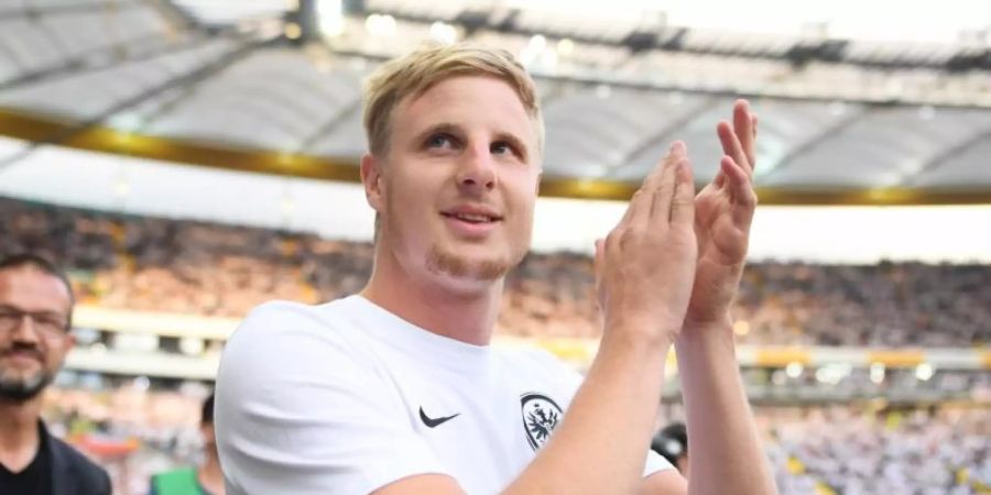 Abwehrchef Martin Hinteregger ist nach seinen Aussagen zu Fanvorkommnissen zum Gespräch mit der Eintracht-Clubführung gebeten worden. Foto: Arne Dedert/dpa