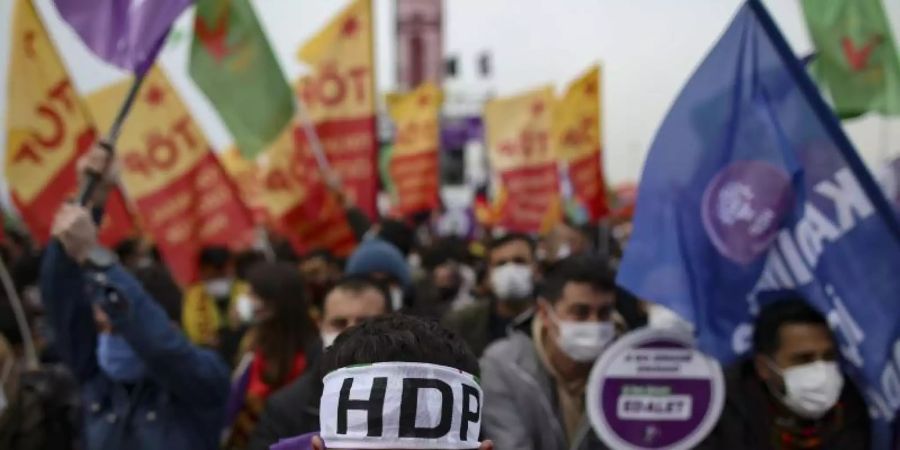 Unterstützer der prokurdische Oppositionspartei HDP während einer Protestveranstalgung im März diesen Jahres. Foto: Emrah Gurel/AP/dpa/Archiv