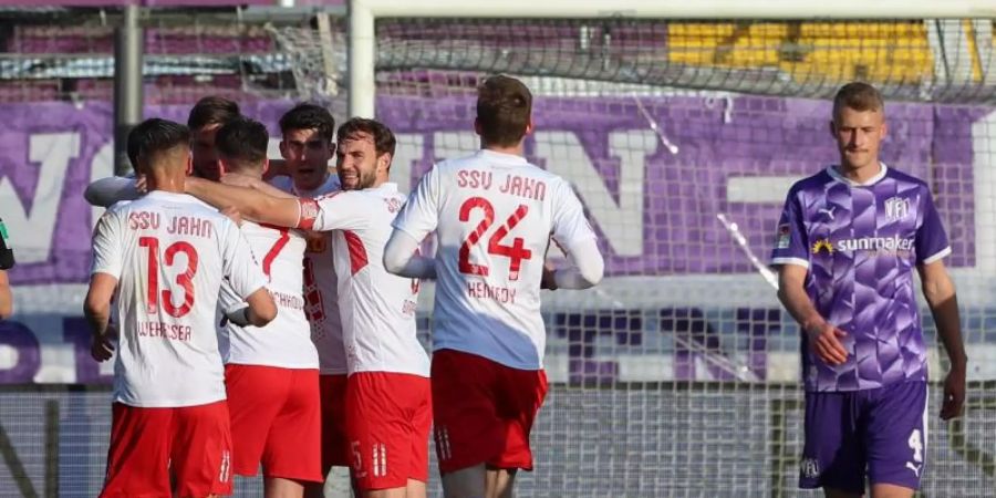 Die Spieler von Jahn Regensburg feiern die 1:0-Führung gegen VfL Osnabrück. Foto: Friso Gentsch/dpa