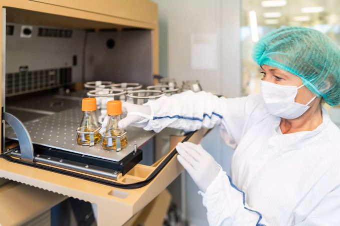 Ein von Novavax zur Verfügung gestelltes Handout-Bild zeigt eine Arbeiterin in der Produktionsstätte von Novavax CZ in der Nähe von Prag. Novavax