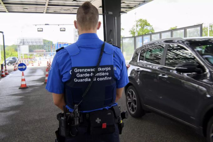 Ein Zollbeamter an der Grenze zwischen der Schweiz und Deutschland. Grenze Kontrolle Zoll Schweiz