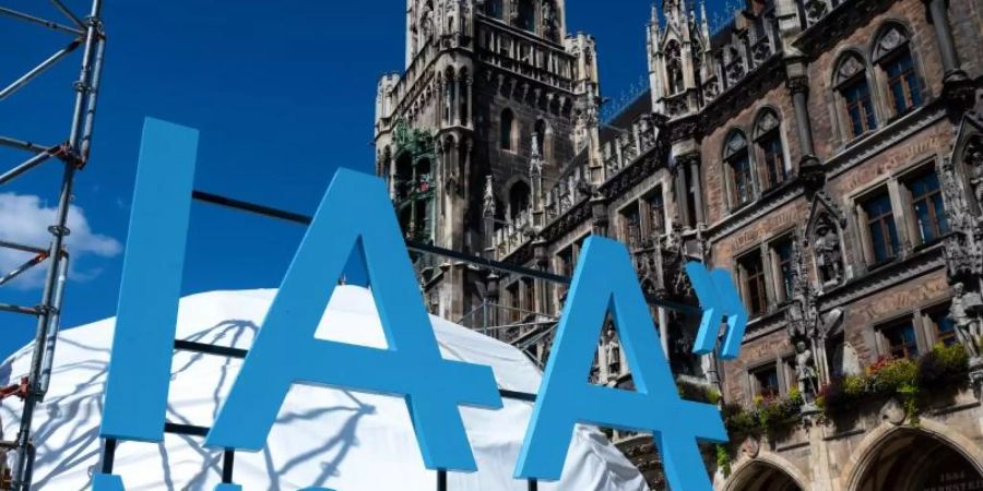 Das Logo der Internationalen Automobil-Ausstellung (IAA Mobility) auf dem Münchner Marienplatz. Foto: Sven Hoppe/dpa