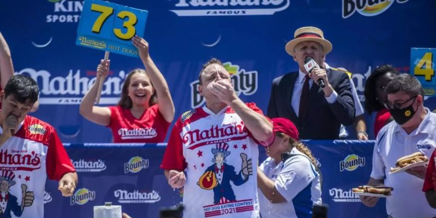 Chowdown-Champion Joey "Jaws" Chestnut brach seinen eigenen Rekord und holte sich den vierzehnten Sieg. Foto: Brittainy Newman/FR171797 AP/dpa