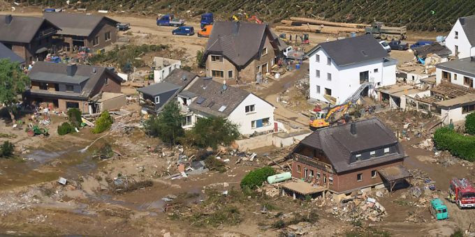 Rettungskräfte sind nach dem Hochwasser in Rheinland-Pfalz im Einsatz. Rheinland-Pfalz Unwetter