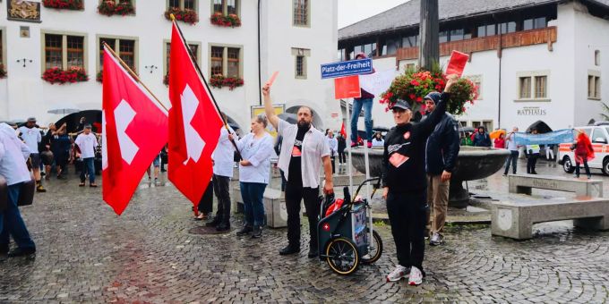 Keine Bewilligung - Corona-Skeptiker ziehen durch verregnetes Thun BE