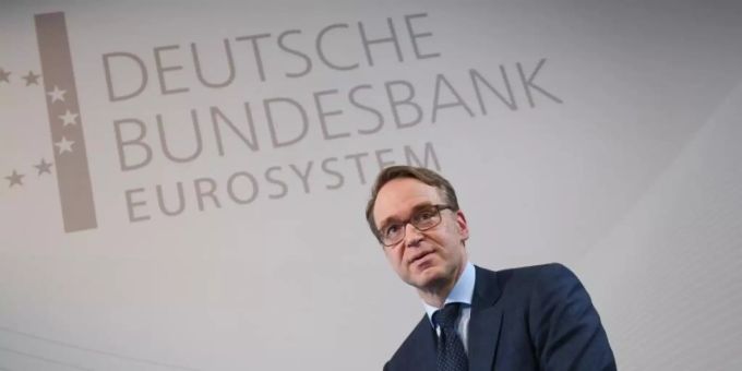 Bundesbankpräsident Jens Weidmann auf den Weg zu einer Pressekonferenz in Frankfurt/M. Foto: Arne Dedert/dpa