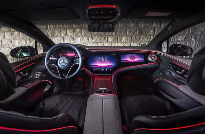 Der optionale Hyperscreen beeindruckt mit seiner durchgehende Glasfläche 2022 Mercedes-EQ EQS 450+