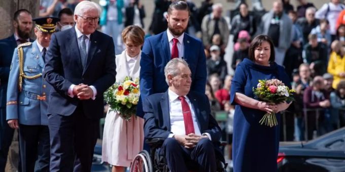 Bundespräsident Frank-Walter Steinmeier und seine Frau Elke Büdenbender werden vom tschechischen Präsidenten Milos Zeman und dessen Frau an der Prager Burg empfangen. Foto: Bernd von Jutrczenka/dpa Bundespräsident Frank-Walter Steinmeier und seine Frau Elke Büdenbender werden vom tschechischen Präsidenten Milos Zeman und dessen Frau an der Prager Burg empfangen. Foto: Bernd von Jutrczenka/dpa