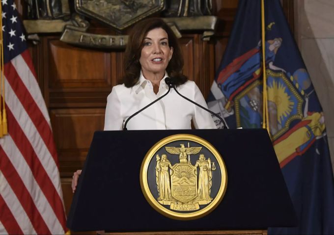 Kathy Hochul spricht am Dienstag, dem 24. August 2021, nach ihrer Vereidigung als Gouverneurin des US-Bundesstaats New York. kathy hochul