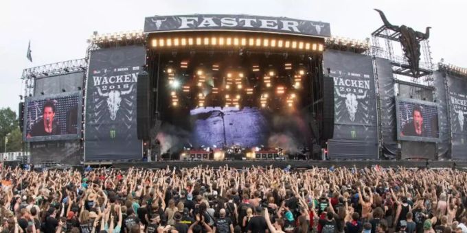 Heavy-Metal-Fans beim Wacken Open Air Festival 2018. Foto: Daniel Reinhardt/dpa Heavy-Metal-Fans beim Wacken Open Air Festival 2018. Foto: Daniel Reinhardt/dpa