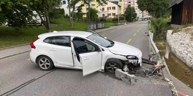 In Schaffhausen kollidiert ein Auto mit Leitplanke. Schaffhausen Kollision