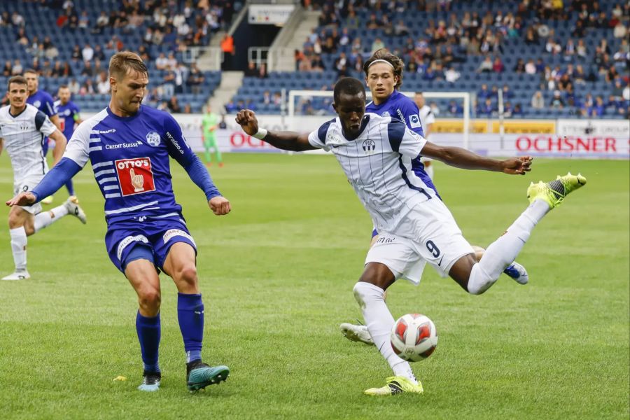 FCZ-Angreifer Assan Ceesay (r.) im Duell mit Luzerns Marco Burch (l.).