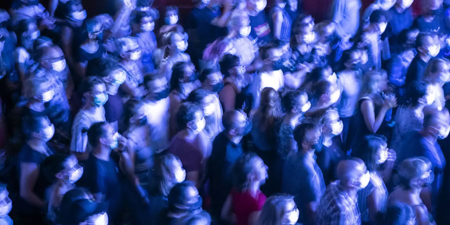 Musik mit Maske: Patent Ochsner spielt am 21. Juli bei einem Pilotversuch vor Publikum in Bern. (Archivbild)