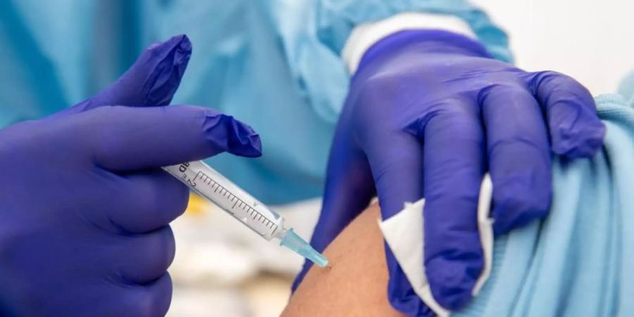 Eine Krankenschwester verabreicht eine Impfung gegen das Coronavirus. Foto: Daniel Karmann/dpa