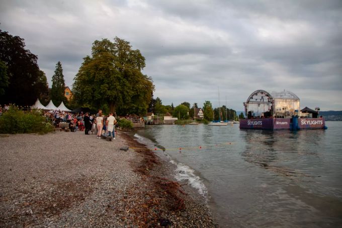 Eine schwimmende Bühne ist kein alltäglicher Anblick. Küsnacht Festival