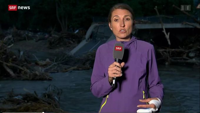 Bettina Ramseier hat ihre Hand dick einbandagiert. bettina ramseier