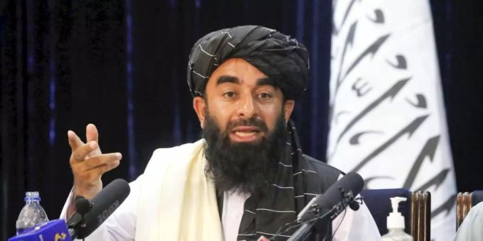 Sabiullah Mudschahid, Sprecher der Taliban, auf seiner ersten Pressekonferenz in Kabul. Foto: -/Kyodo/dpa Taliban